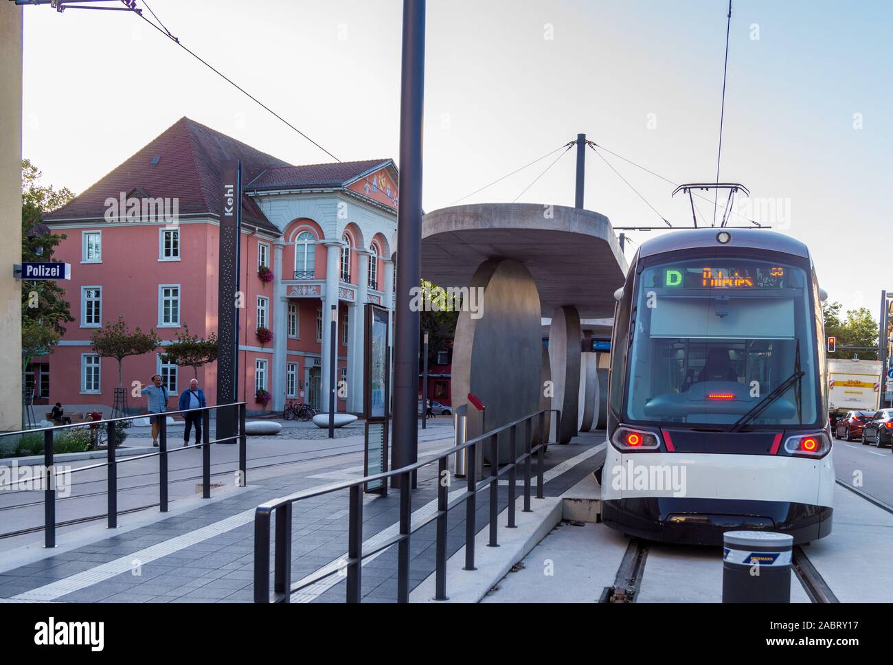 Ein Straßburger Straßenbahn an der Endhaltestelle vor dem Rathaus in Kehl, Baden-Württemberg, Deutschland, in der Dämmerung Stockfoto
