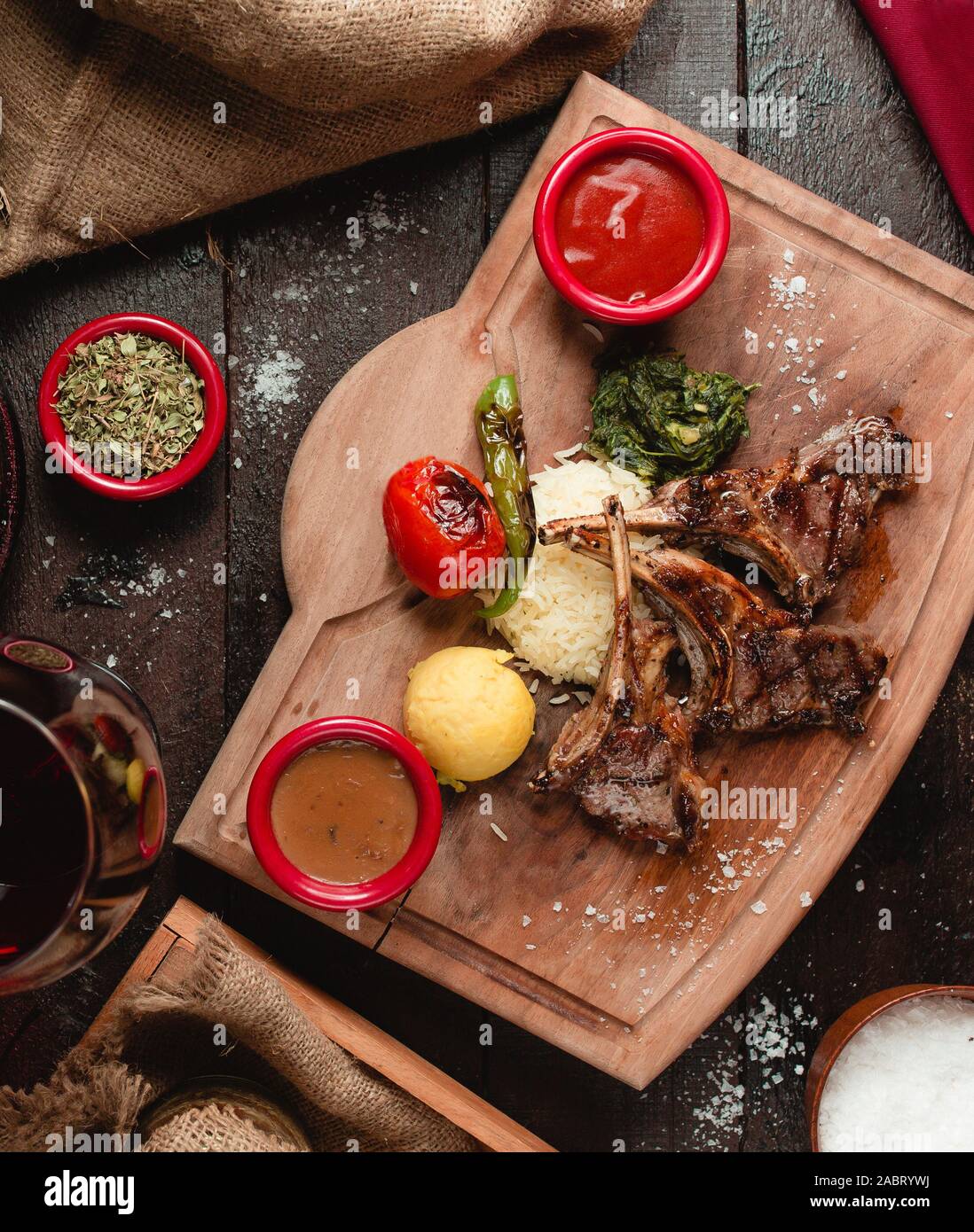Fleisch Rippen in einer Soße mit Reis und Gemüse Stockfoto