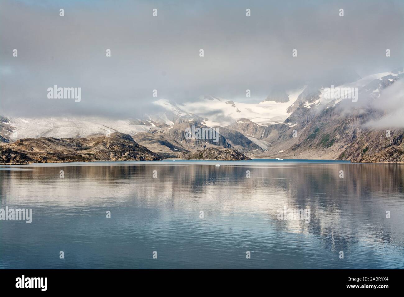 Europa, Grönland, Süd-Ost-Küste, die Skjoldungen Sound, Eisberg im Nebel Stockfoto