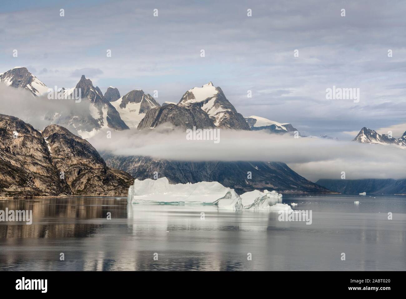 Europa, Grönland, Süd-Ost-Küste, die Skjoldungen Sound im Nebel Stockfoto