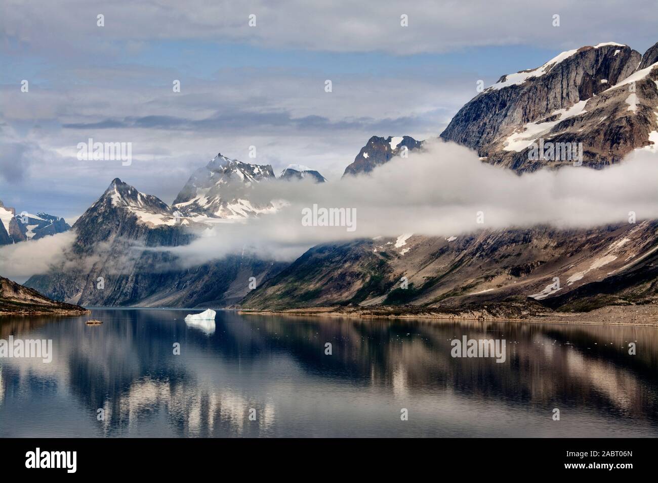 Europa, Grönland, Süd-Ost-Küste, die Skjoldungen Sound im Nebel Stockfoto