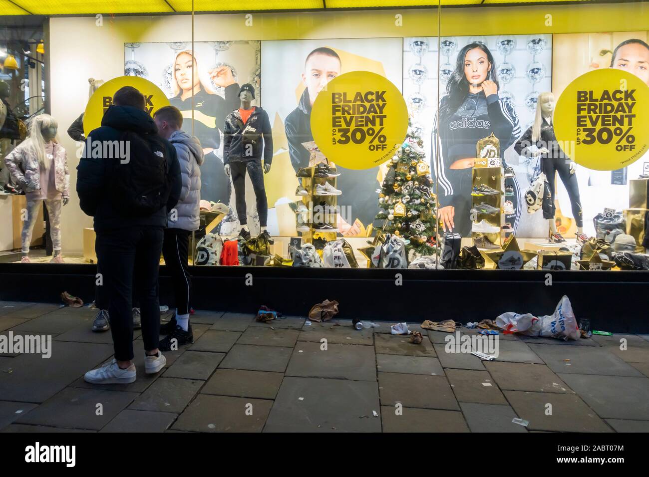 Newcastle upon Tyne, England. UK. 29. November 2019. Müll durch Käufer links als Hunderte außerhalb JD Sports (einige über Nacht) in Newcastle City Centre in Warteschlange und Warten auf die 7 Uhr Eröffnung, in der Hoffnung, ihre Hände auf eine der 250 Paare von Kanye West Yeezy adidas Boost 350 v2' Trainer zu erhalten; in Schwarz für Schwarzer Freitag. Gutschrift ausgestellt: ALAN DAWSON/Alamy leben Nachrichten Stockfoto