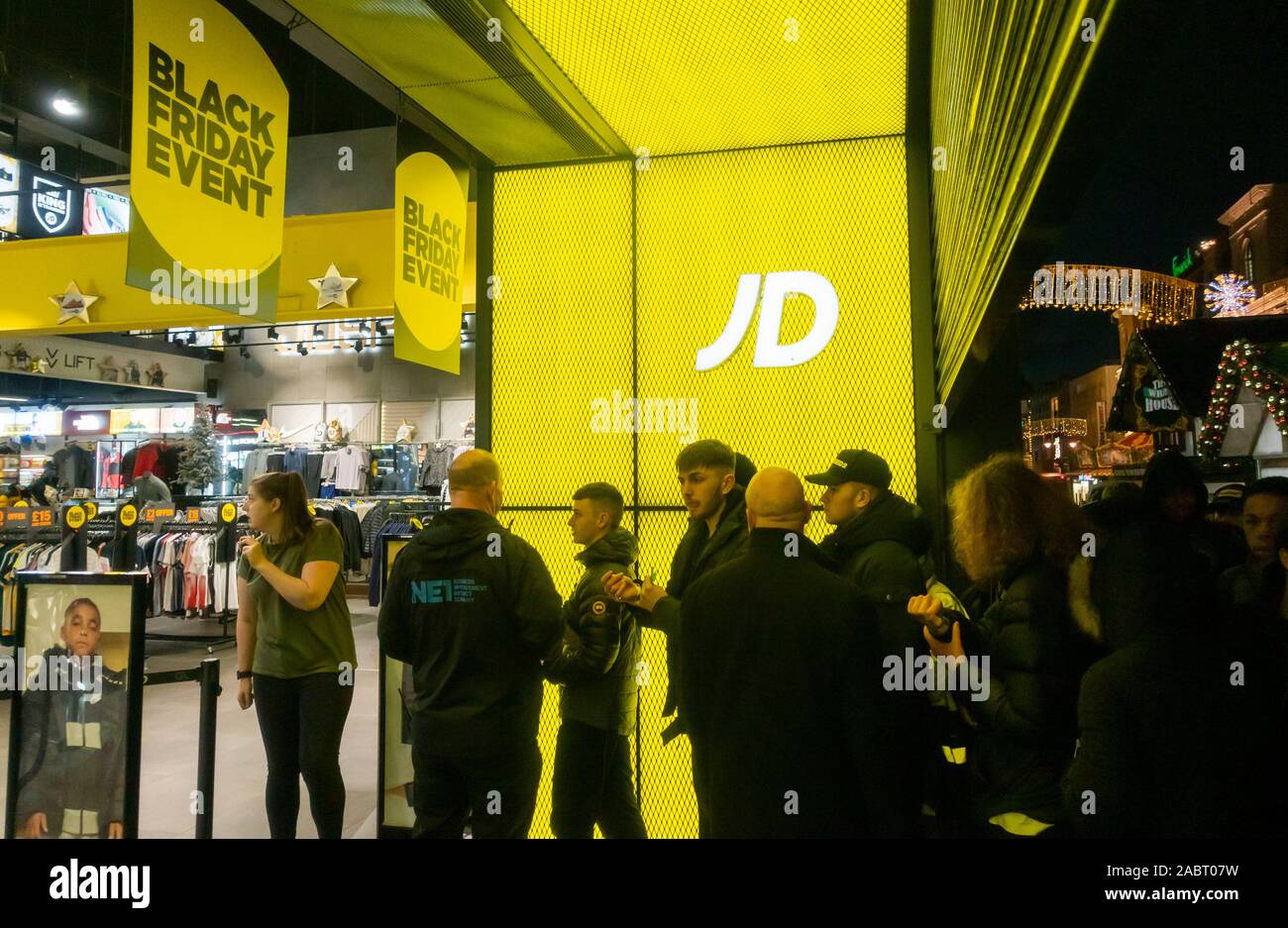 Newcastle upon Tyne, England. UK. 29. November 2019. Hunderte junge Käufer Warteschlange außerhalb JD Sports (einige über Nacht) in Newcastle City Centre, Warten auf die 7 Uhr öffnen, in der Hoffnung, ihre Hände auf eine der 250 Paare von Kanye West Yeezy adidas Boost 350 v2' Trainer zu erhalten; in Schwarz für Schwarzer Freitag. Gutschrift ausgestellt: ALAN DAWSON/Alamy leben Nachrichten Stockfoto