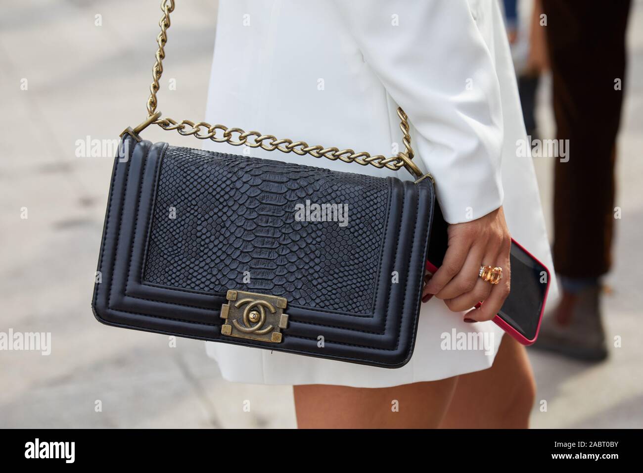 Mailand, Italien - 18 SEPTEMBER 2019: Frau mit Krokoleder schwarz Chanel Tasche, bevor Tiziano Guardini fashion show, Mailand Fashion Week street style Stockfoto