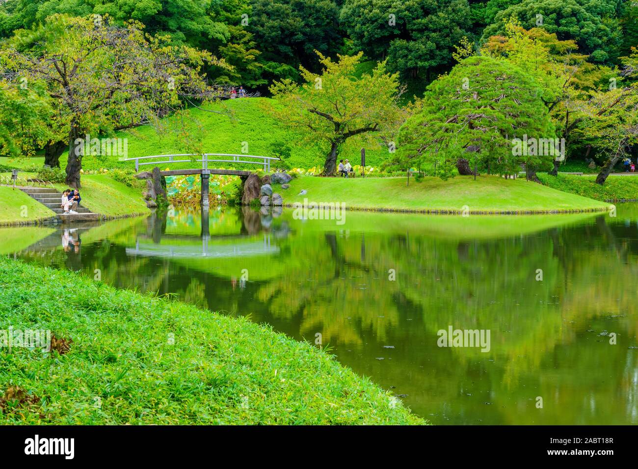 Tokio, Japan - Oktober 20, 2019: Blick auf die Koishikawa-Korakuen siebzehnten Jahrhundert Garten, mit Besuchern, in Tokio, Japan. Stockfoto