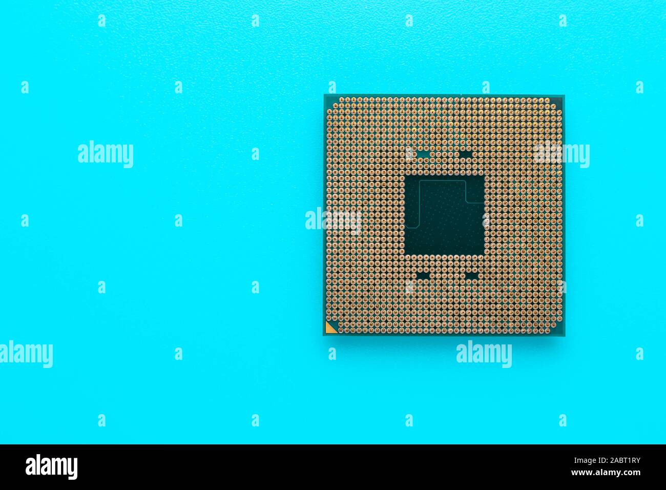 Mikrochip für Computer in einem türkisen Hintergrund. Prozessor, CPU. Technologie Konzept. Mikroprozessor der pc. Stockfoto
