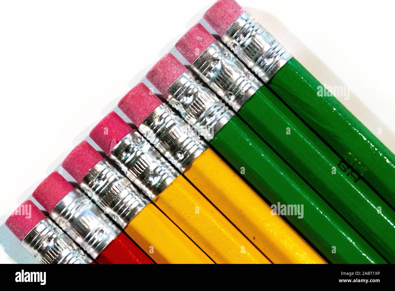 Die obere Seite mit dem Radiergummi Bunte Bleistifte auf weißem Hintergrund Stockfoto