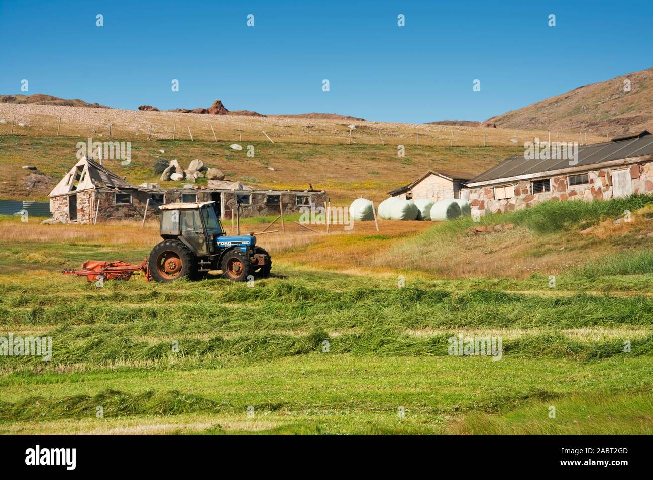 Europa, Süd West Grönland, kujalleq Kommune, Qassiarsuk, ländliche Landschaft mit Traktor Stockfoto