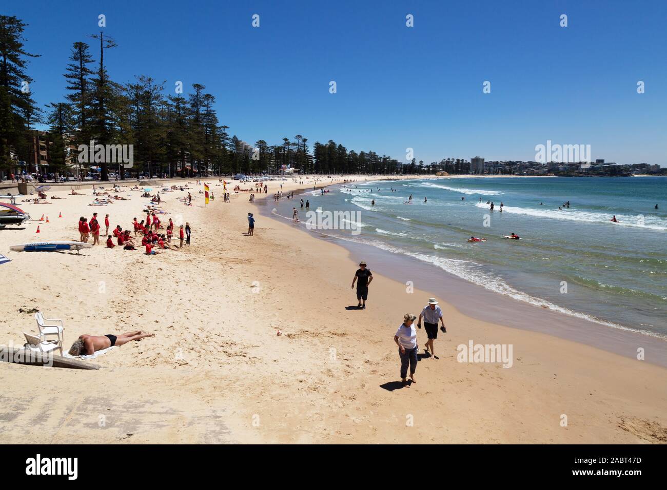 Sydney Strand - die Leute am Strand an einem sonnigen Tag im November; Manly Beach, Manly, Sydney, Australien Stockfoto