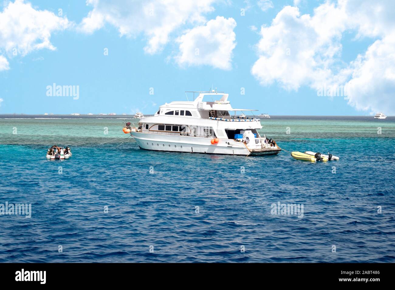 Moderne Ägyptische Tauchen Boot im Meer in der Nähe von Coral Reef Island. Weiß Marine Sportboote mit Touristen im Roten Meer. Unterhaltsame Bootstour. Ruhe Stockfoto