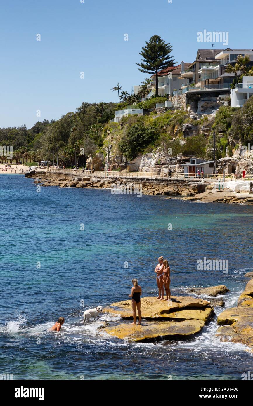 Manly Beach Sydney Australien - Blick auf den Strand an einem sonnigen Tag mit Menschen schwimmen und Sonnenbaden im Sommer. Manly, Sydney, New South Wales, Australien Stockfoto