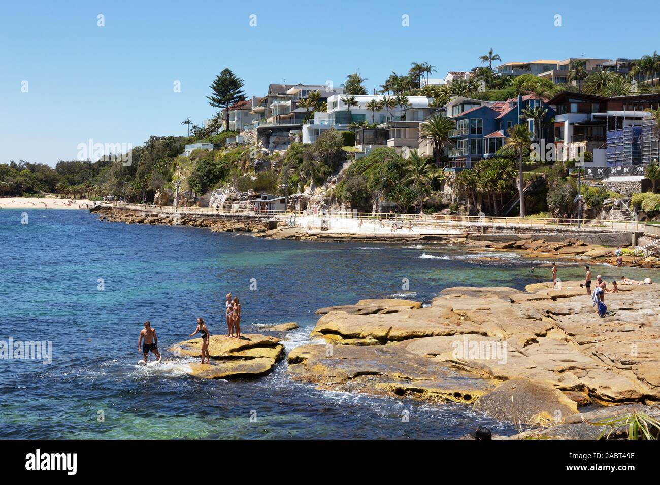Manly Beach Sydney Australien - Blick auf den Strand an einem sonnigen Tag mit Menschen schwimmen und Sonnenbaden im Sommer. Manly, Sydney, New South Wales, Australien Stockfoto