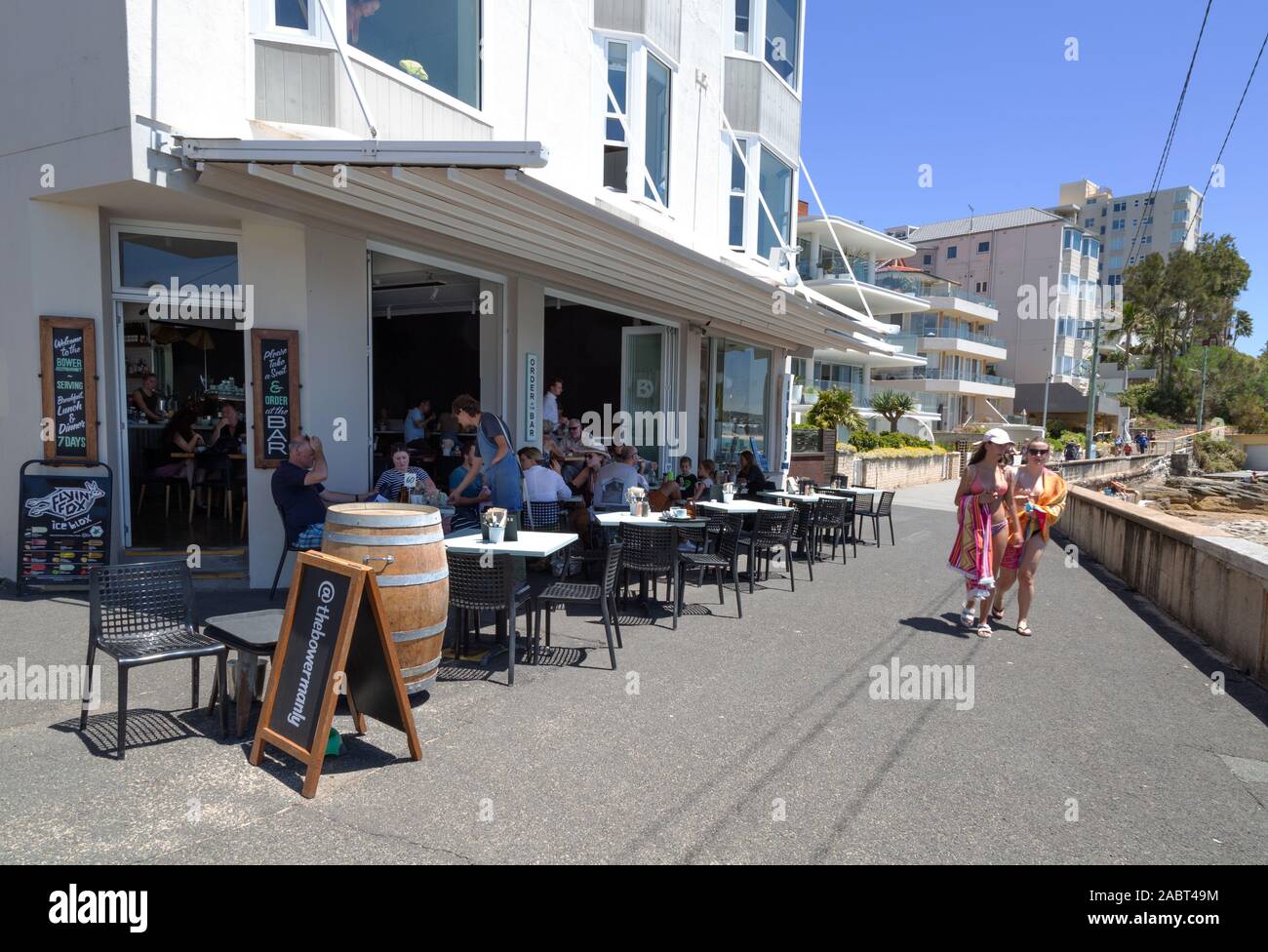Manly Cafe, Leute sitzen im Schatten trinken in einem Café in der Nähe des Strandes im Sommer, Manly, Sydney New South Wales, Australien Stockfoto