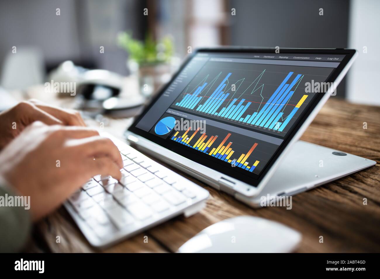 Nahaufnahme der Unternehmer zeigen auf Graphen auf Digital Laptop im Büro Stockfoto