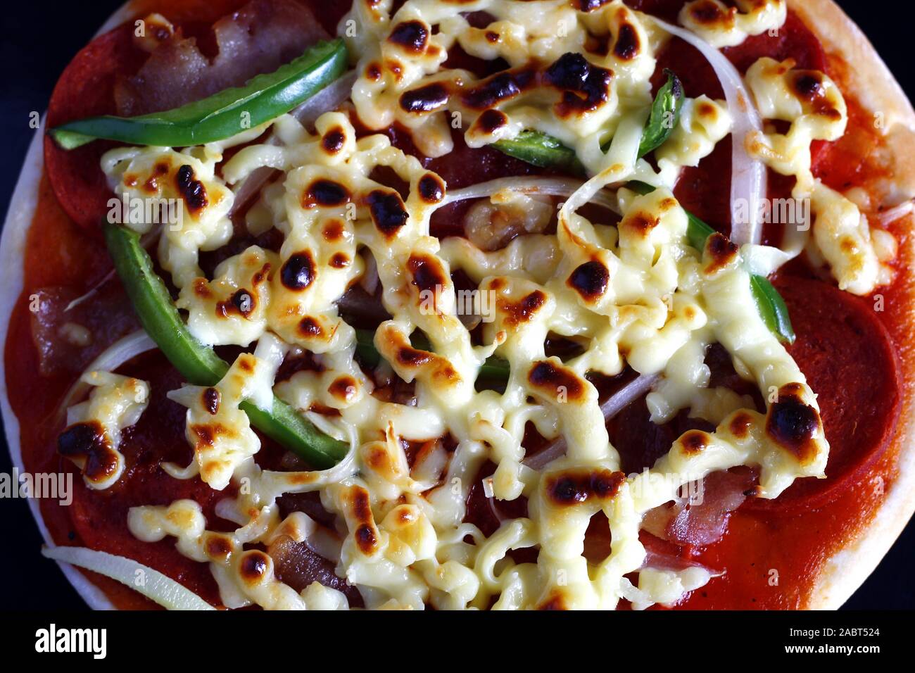 Foto von frisch zubereiteten geschnittene Hausgemachte Salami Pizza mit Tomaten, Paprika, Zwiebeln und Käse Stockfoto