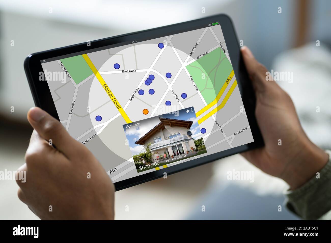Der Mensch auf der Suche nach Immobilien Online auf Tablet Stockfoto Der Mensch auf der Suche nach Immobilien Online auf Tablet Stockfoto