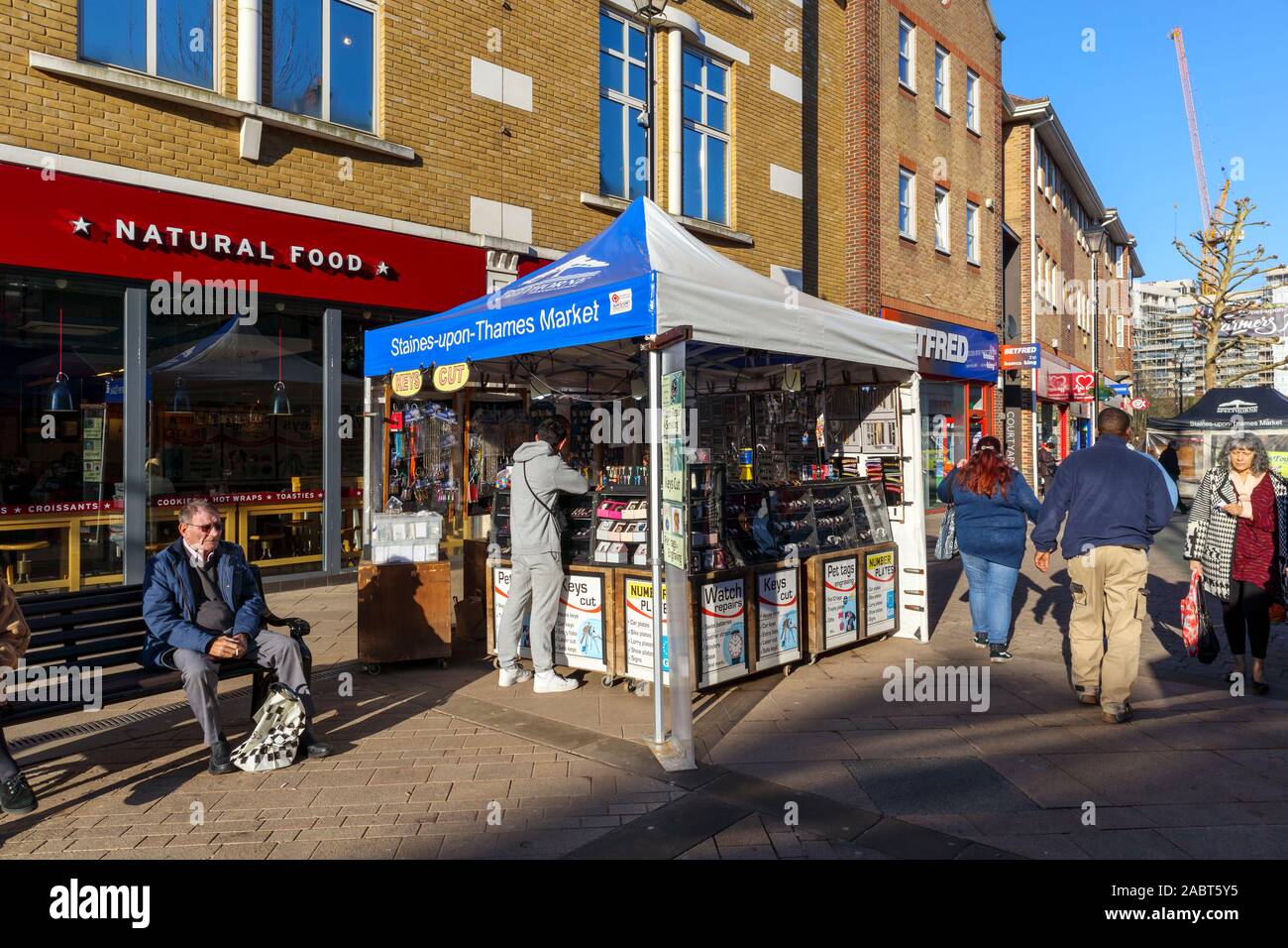 Watch Reparatur und Hardware in Staines-Upon-Markt in Thames Street, Staines, einer Stadt in Spelthorne, Surrey ausgeht, South East England, Großbritannien Stockfoto