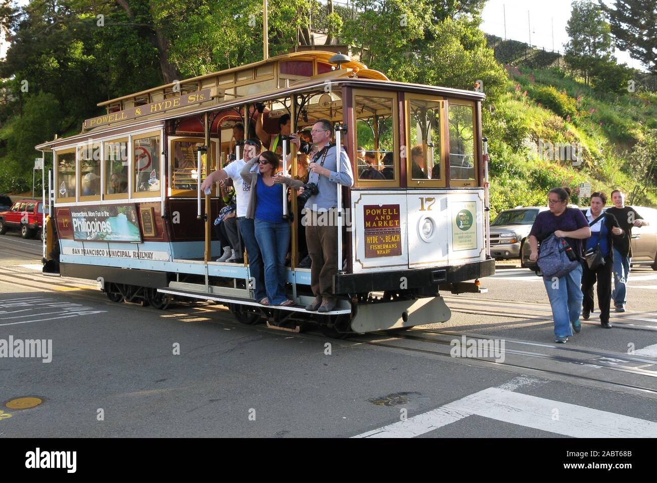 Touristen und Pendler, die Passagiere auf der Seilbahn an der Van Ness Avenue, Russian Hill, San Francisco, Kalifornien, USA Stockfoto
