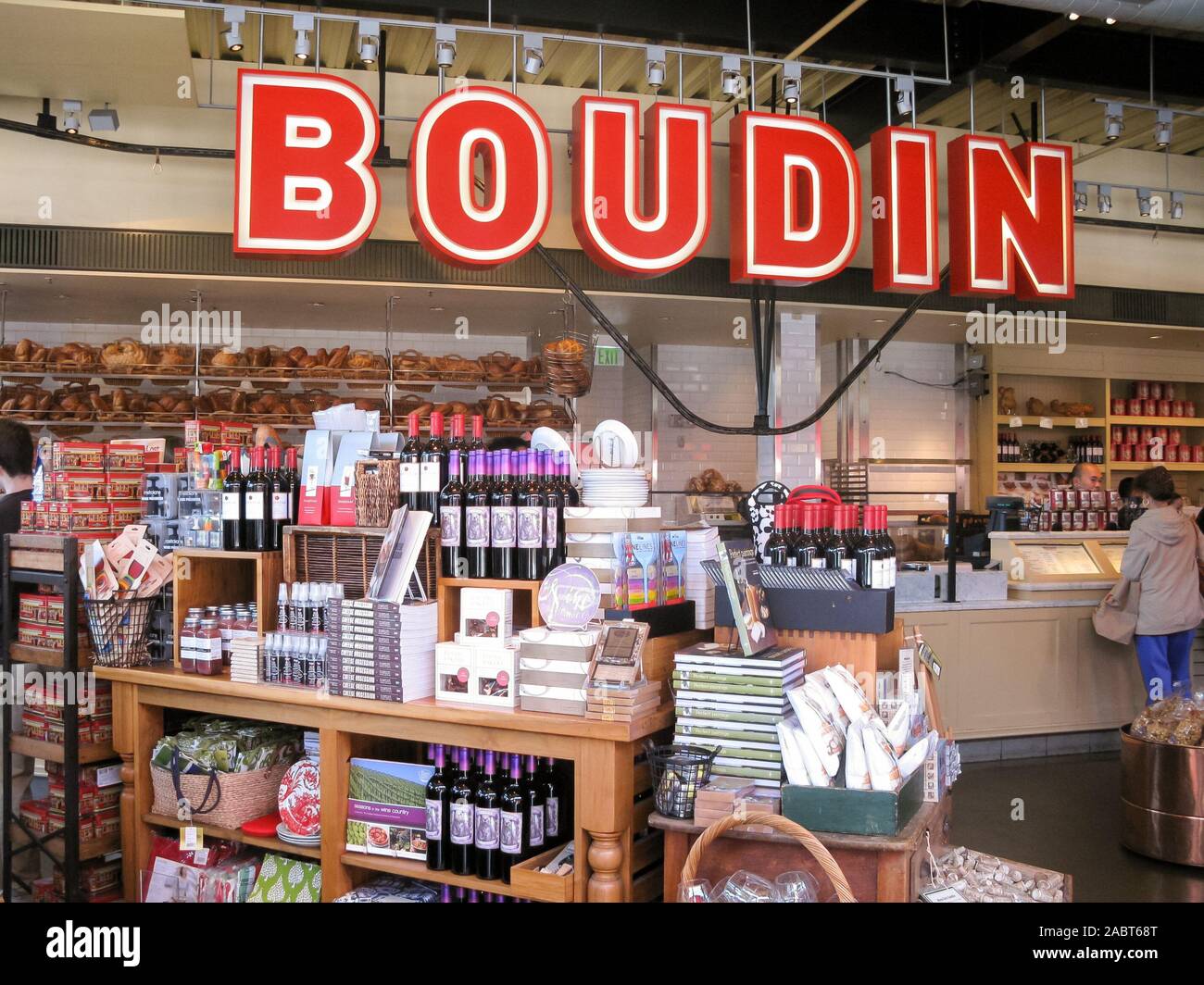 Menschen kaufen Sauerteigbrot in Boudin Bakery Shop am Fisherman's Wharf, San Francisco, Kalifornien, USA Stockfoto
