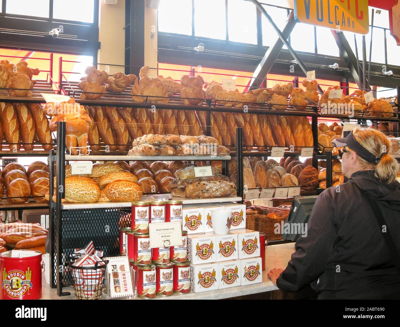 Menschen kaufen Sauerteigbrot in Boudin Bakery Shop am Fisherman's Wharf, San Francisco, Kalifornien, USA Stockfoto