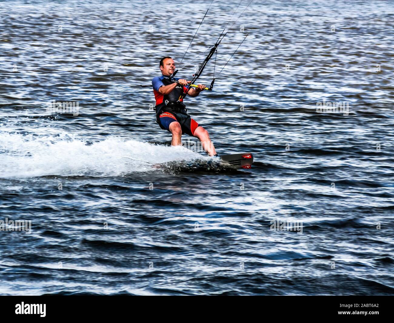 Kitesurfer in Aktion auf einer der angrenzenden Seen in den Niederlanden Stockfoto