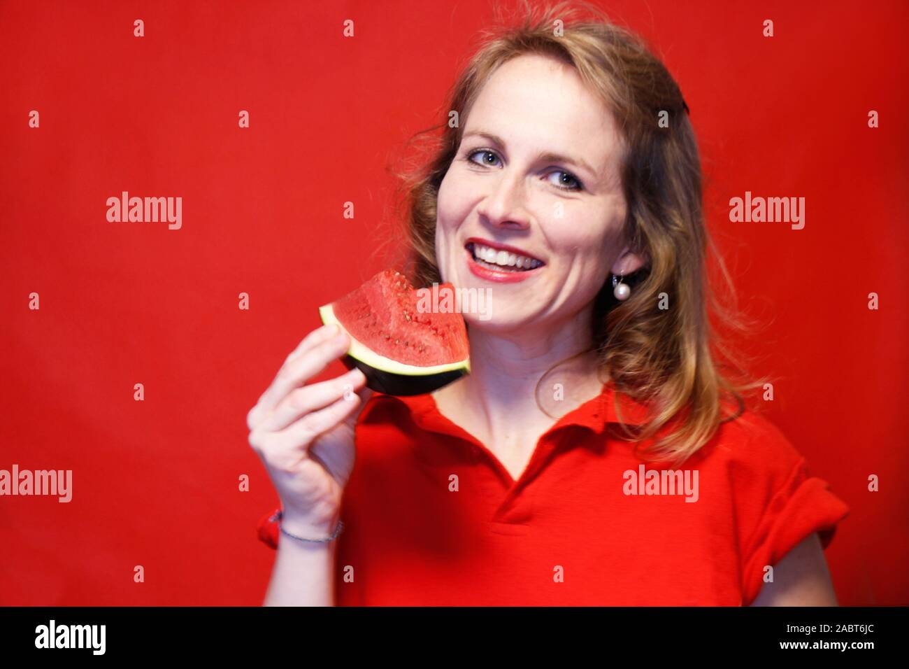 Frau glücklich halten eine Wassermelone Stockfoto