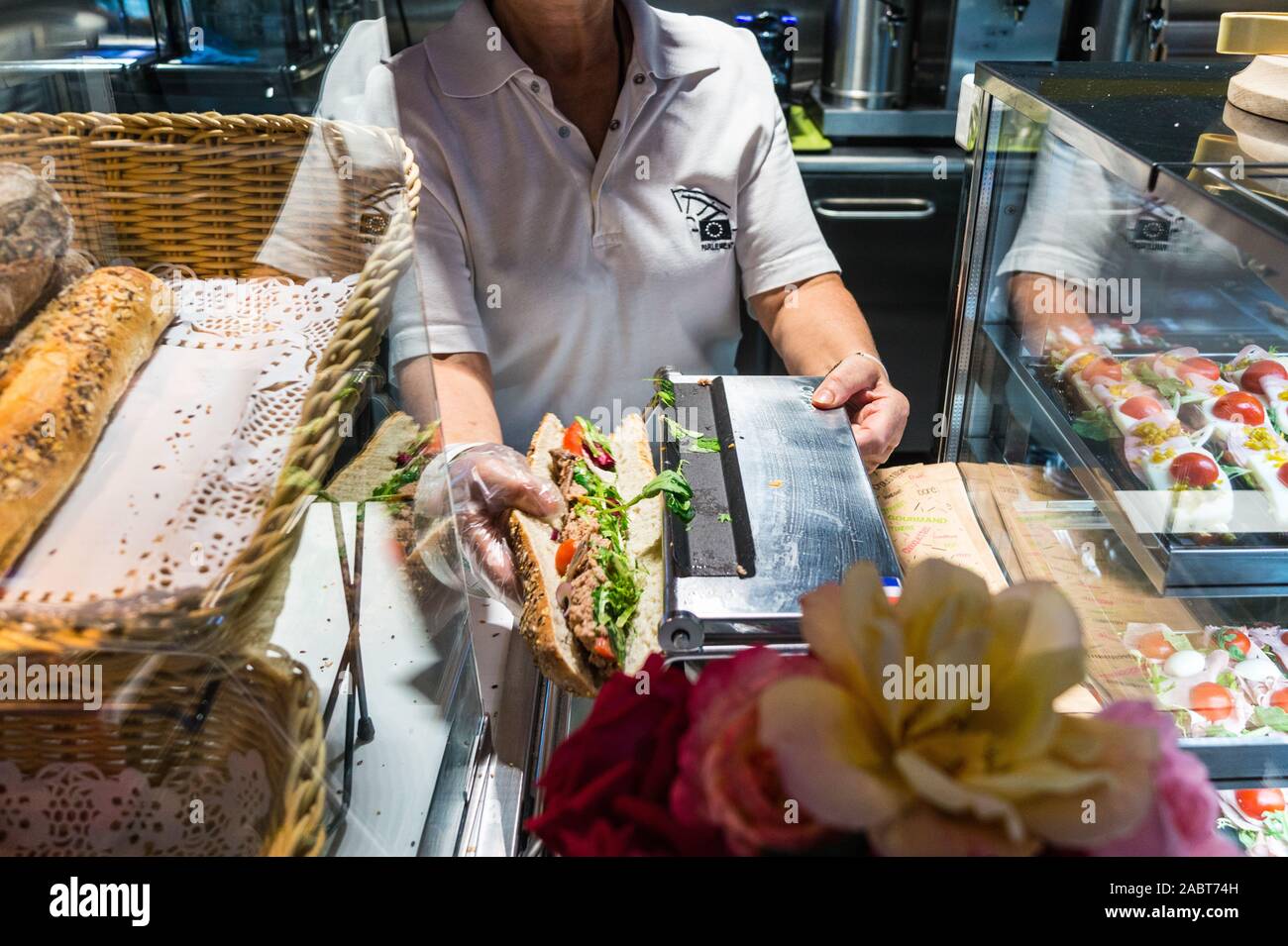Hebelbetätigung sandwich befüllen Spender in der Café des Visiteurs, Louise-Weiss-Gebäude des Europäischen Parlaments, Straßburg, Elsass, Grand Est, Frankreich Stockfoto