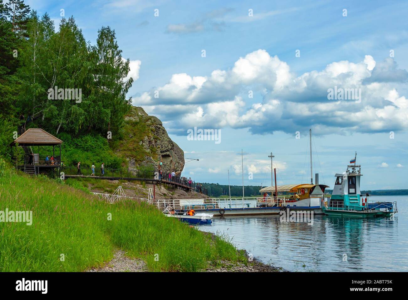Boot am Ufer des Flusses Tom im Museum - Reserve" Tomsk Pisanitsa', Kemerovo Region Kuzbass Stockfoto
