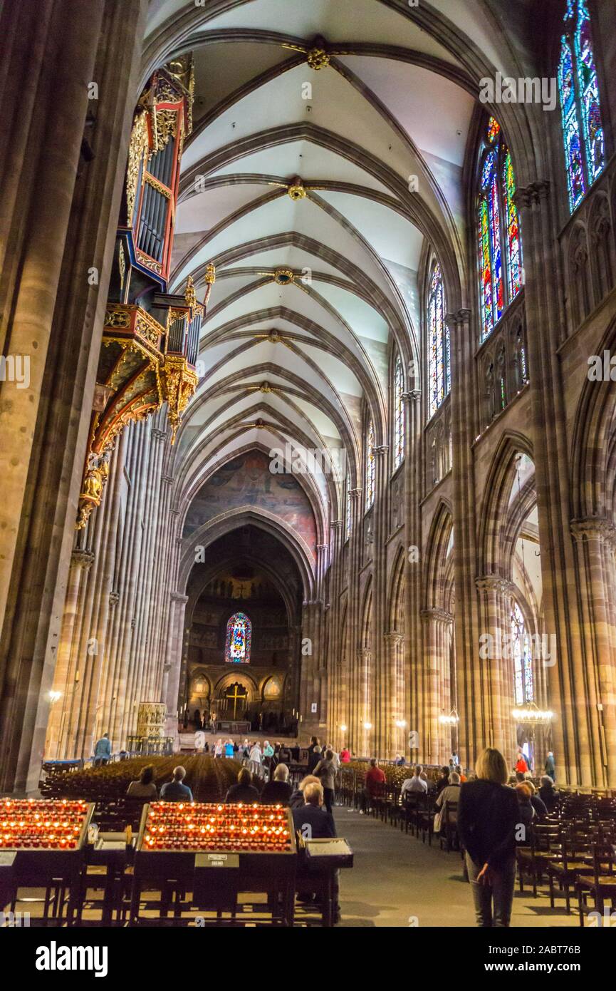 Innenraum der Kathedrale Notre Dame, Straßburg, Elsass, Grand Est, Frankreich Stockfoto