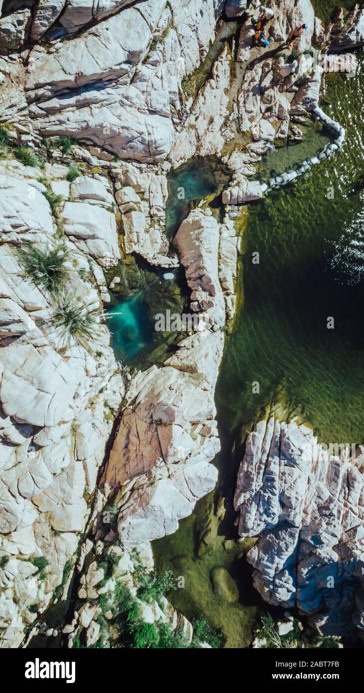 Drone Blick auf bunte Hot Springs an der Deep Creek Hot Springs, Südkalifornien, USA Stockfoto