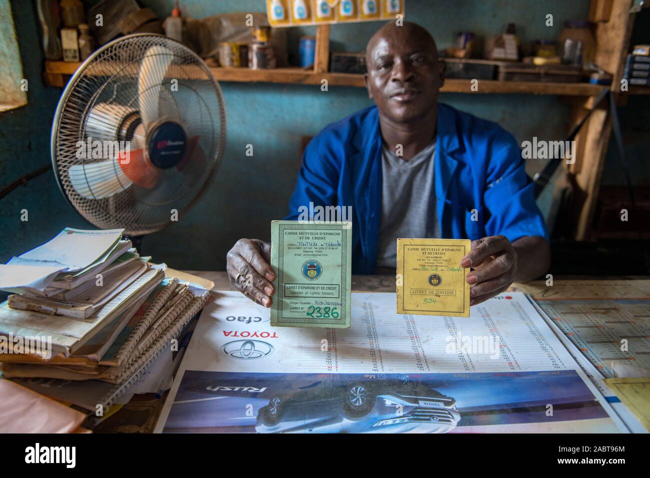 Mechaniker seine Mikrofinanz Darlehen und speichern Bücher zeigen in Korbongou, Togo. Stockfoto