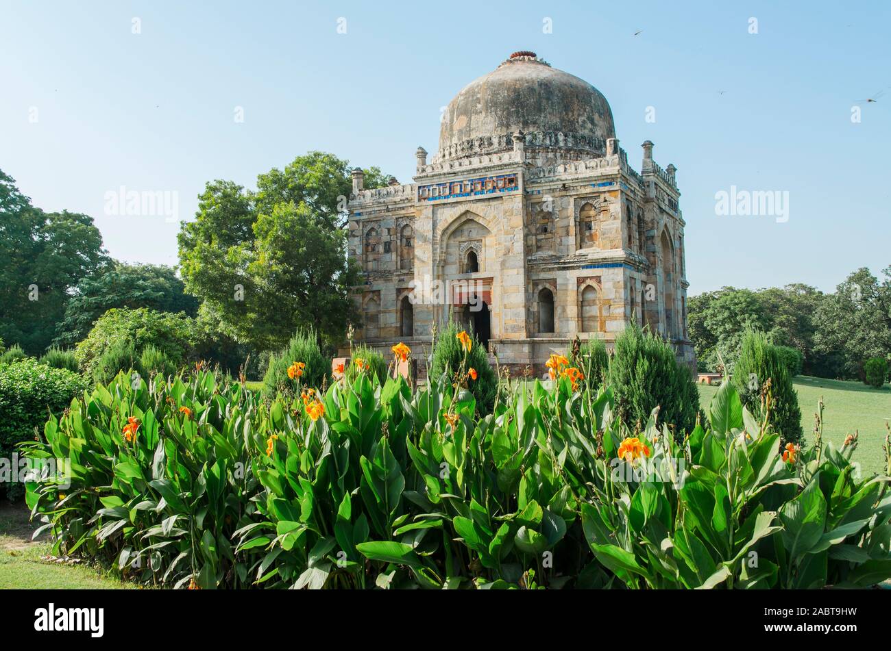 Shish Gumbad Grab und Blumen in Lodhi Gärten (Delhi, Indien) Stockfoto