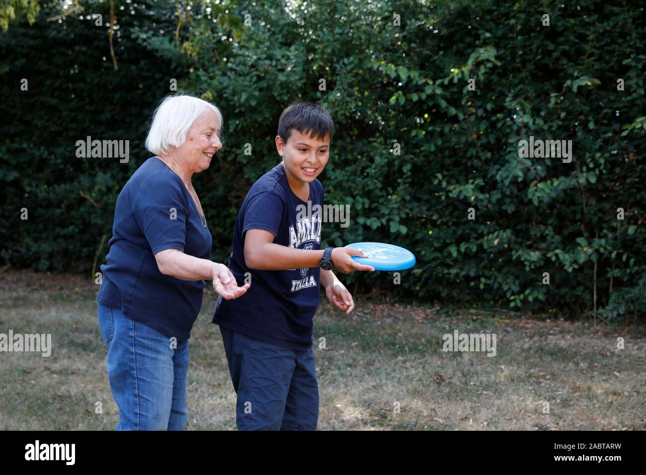 Der 12-jährige Junge spielt Frisbee mit seiner Großmutter in Bosc-Renoult, Frankreich. Stockfoto Der 12-jährige Junge spielt Frisbee mit seiner Großmutter in Bosc-Renoult, Frankreich. Stockfoto