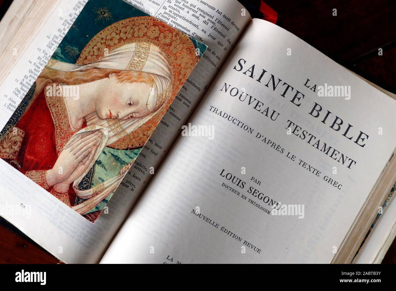 Alte Bibel öffnen. Religiöse Bild der Heiligen Jungfrau. Frankreich. Stockfoto