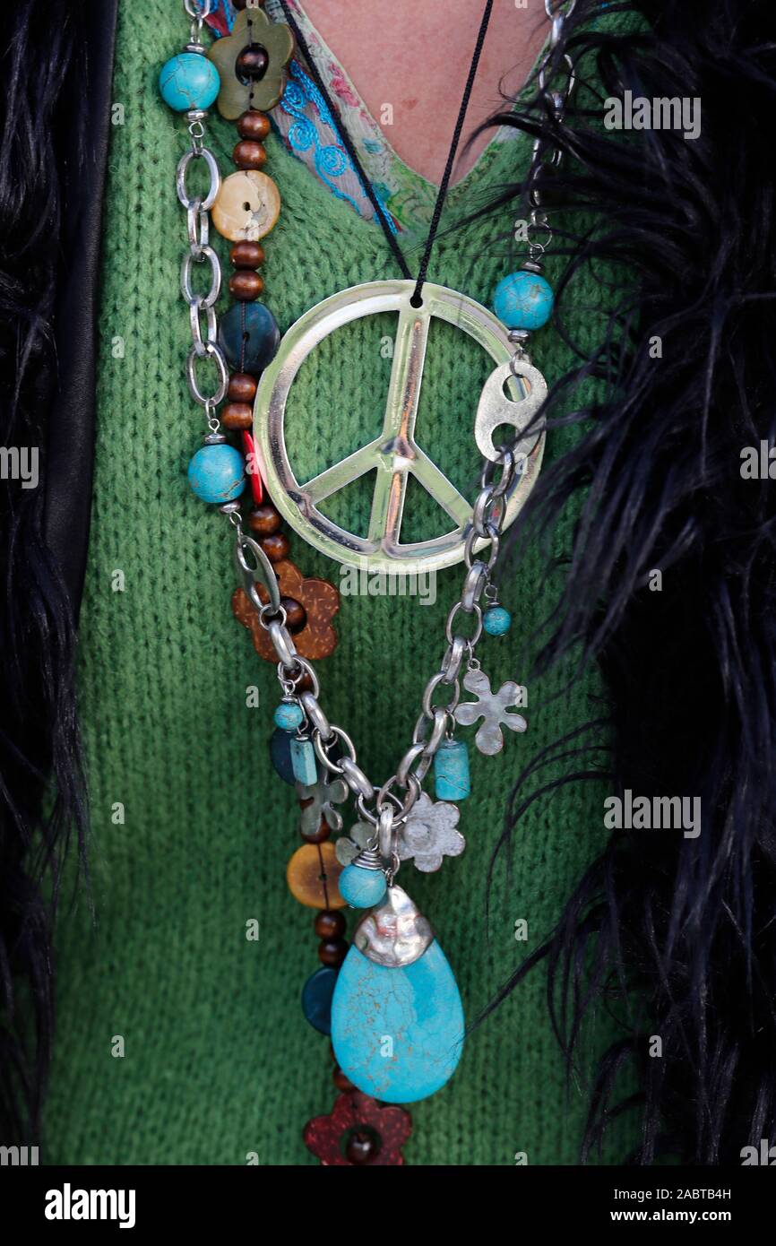 Frau mit Frieden und Liebe pendentif. Detail. Domancy. Stockfoto