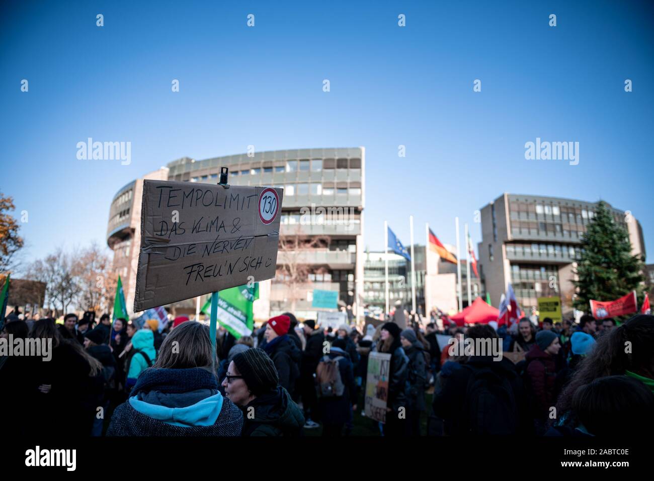 Düsseldorf, Deutschland. 29 Nov, 2019. Ein Demonstrator steht vor einer Uhr, deren Hände um Viertel nach zwölf. Der Freitag für die zukünftige Bewegung demonstriert gegen Klimapaket der Bundesregierung vor dem Landtag in Düsseldorf. Credit: Fabian Strauch/dpa/Alamy leben Nachrichten Stockfoto