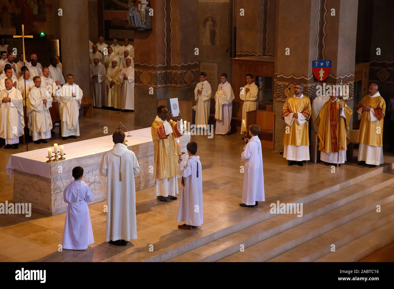 Diakon Priesterweihe in Sainte Genevieve katholische Kathedrale, Nanterre, Frankreich. Stockfoto