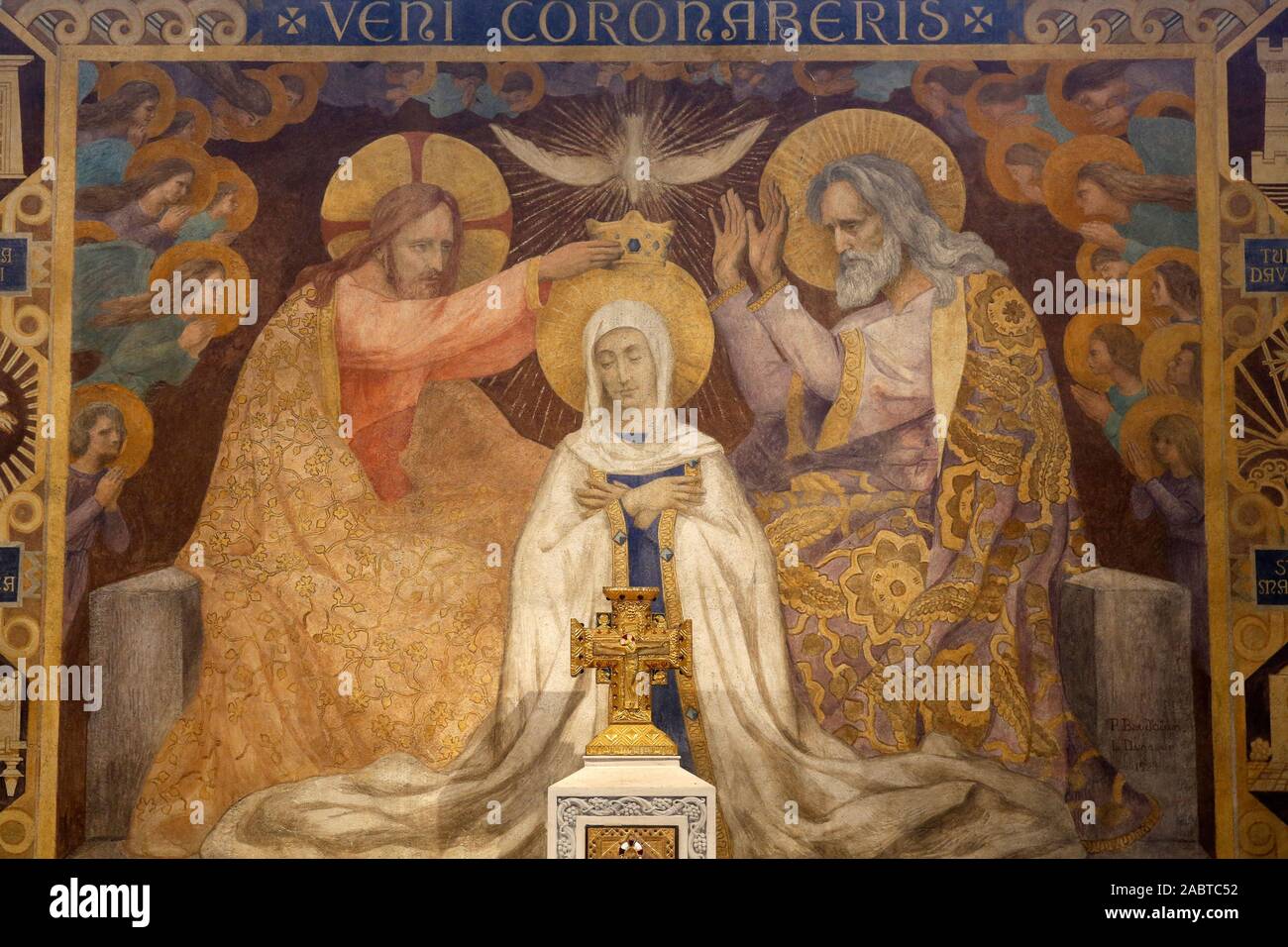 Jungfrau Maria Krönung Fresko in Sainte Genevieve katholische Kathedrale, Nanterre, Frankreich. Stockfoto