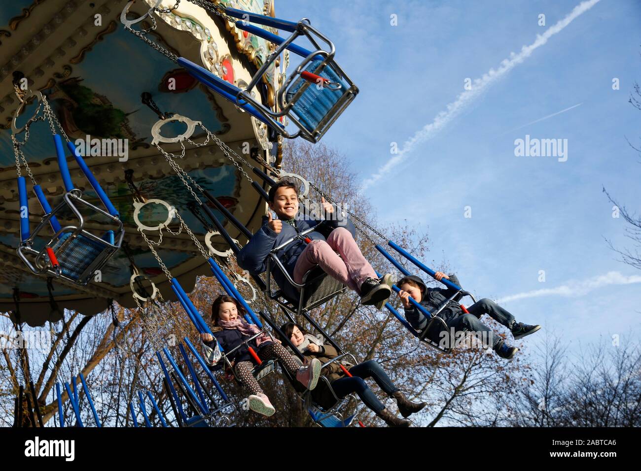 11-jähriger Junge ion ein Karussell in Paris, Frankreich. Stockfoto
