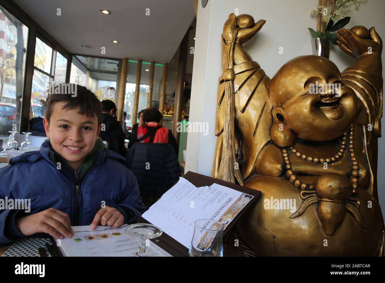 11-jähriger Junge in einem asiatischen Restaurant in Paris, Frankreich. Stockfoto