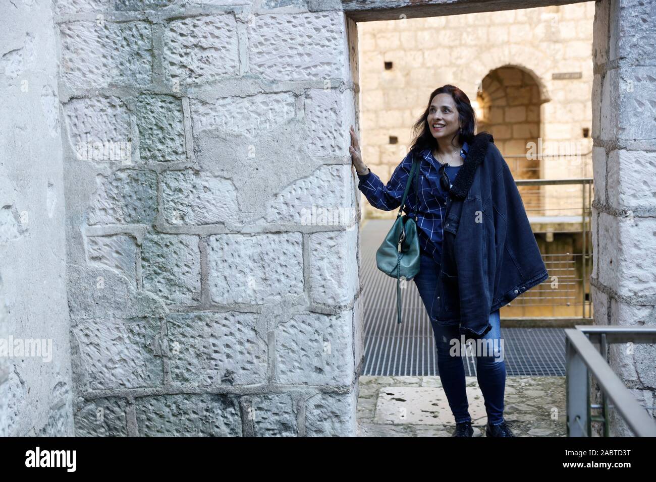 Frau besuchen Loches Dungeon, Touraine, Frankreich. Stockfoto