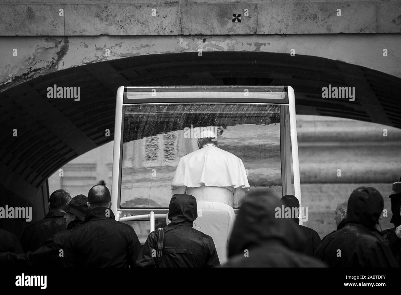 Papst Franziskus Blätter Saint Peter's Square am Ende seiner Generalaudienz im Vatikan. Stockfoto