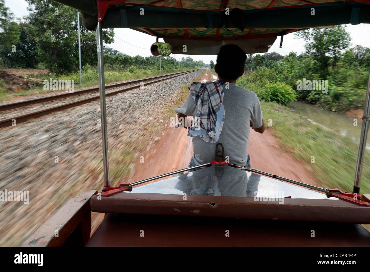 Tuk Tuk Fahrer und die Bahn. Kep. Kambodscha. Stockfoto