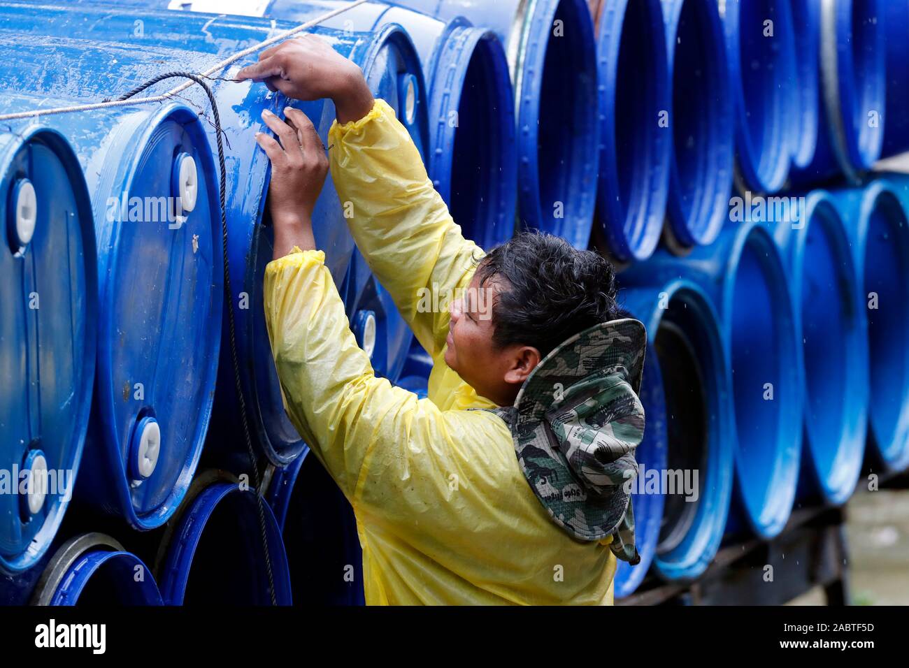 Blauen Kunststofftanks. Kep. Kambodscha. Stockfoto