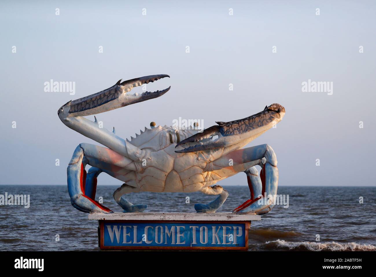 Übergroße Statue einer Krabbe aus dem Meer vor der Küste steigende freundliche Menschen zu Kep. Kep. Kambodscha. Stockfoto