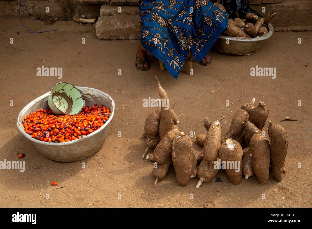 Landwirtschaftlichen Gütern in Kpalime Markt verkauft, Togo. Stockfoto