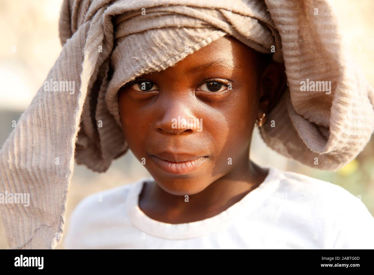 Mädchen mit Kopfbedeckung in Kara, Togo. Stockfoto