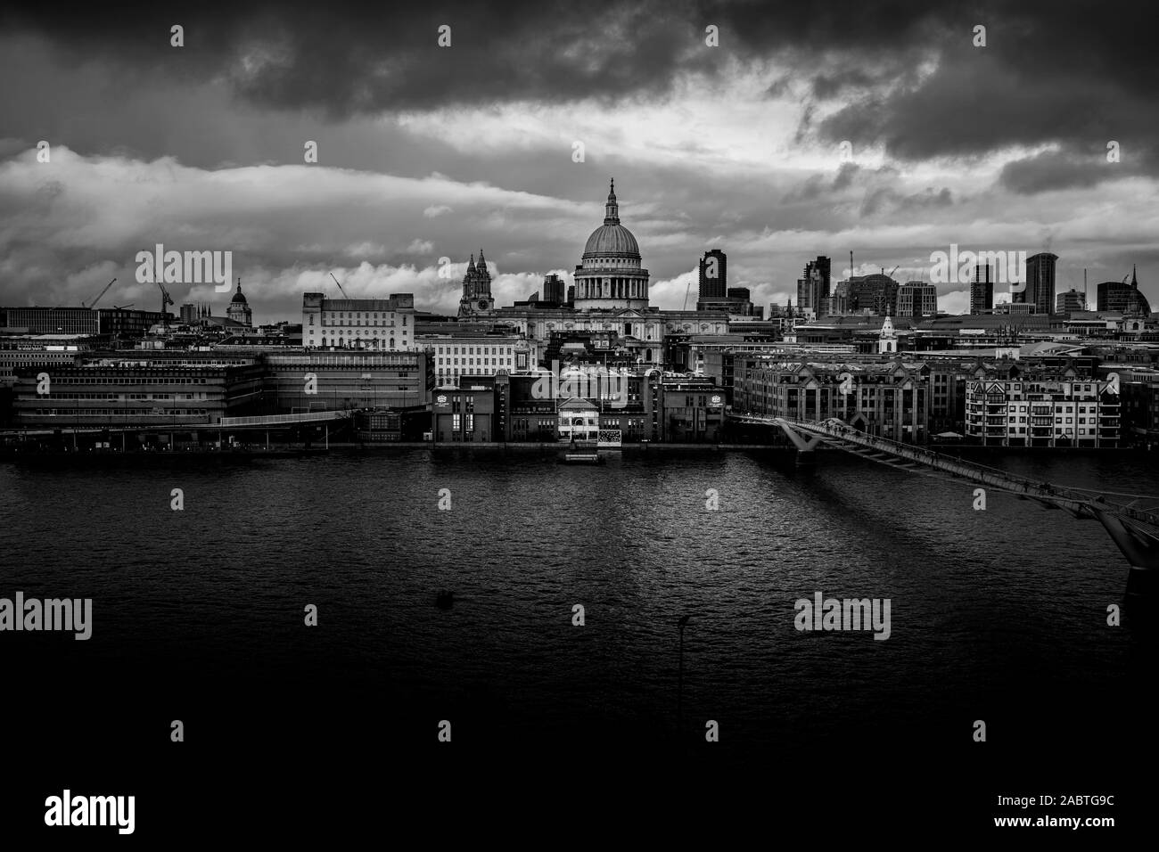 London England UK. Stadt Panorama gesehen von der Tate Modern auf die Themse, St Pauls Kathedrale von Sir Christpher Wren. 27. November Stockfoto