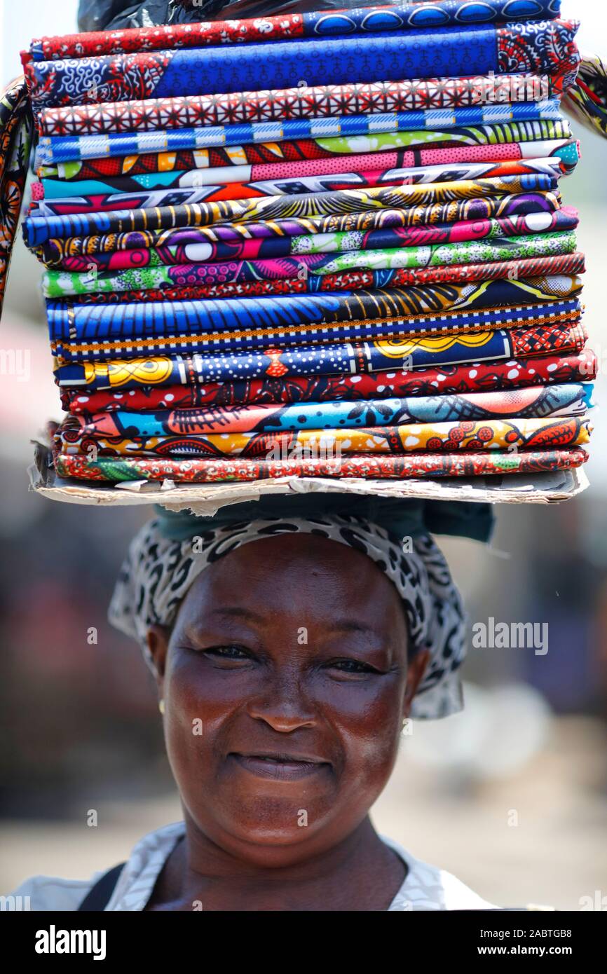 Frau eingeführte chinesische Wachs drucken Gewebe für traditionelle afrikanische Kleidung. Lome. Togo. Stockfoto