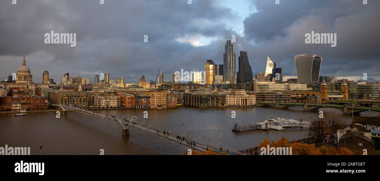 London England UK. Stadt Panorama gesehen von der Tate Modern auf die Themse vom 27. November 2019. angezeigt St Pauls Kathedrale von Sir Chris Stockfoto